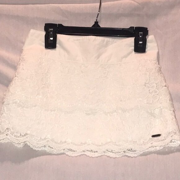 Short lace skirt - Picture 2 of 3